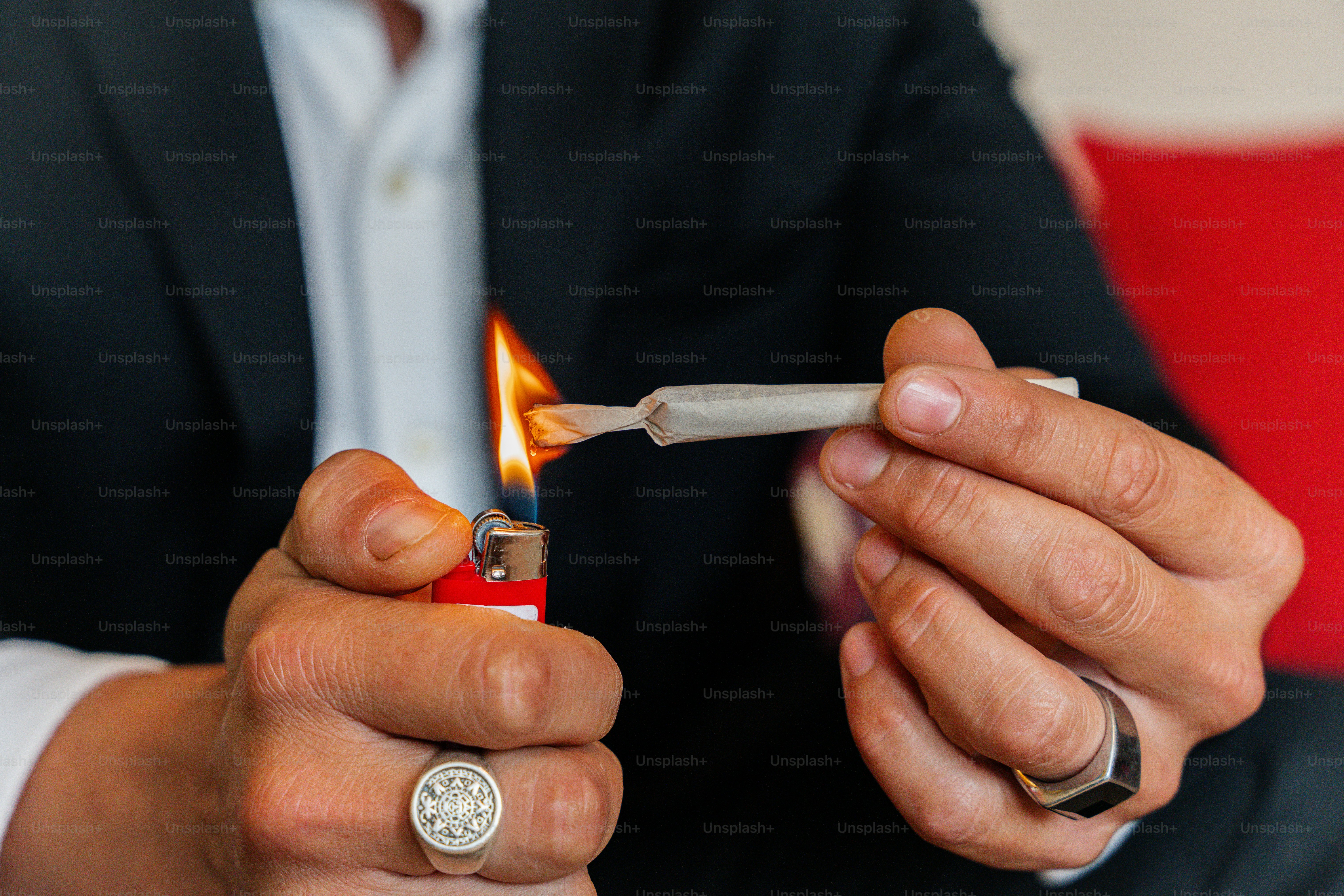 ライターを手にした男