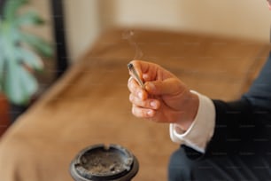 ein Mann im Anzug, der eine Zigarette raucht