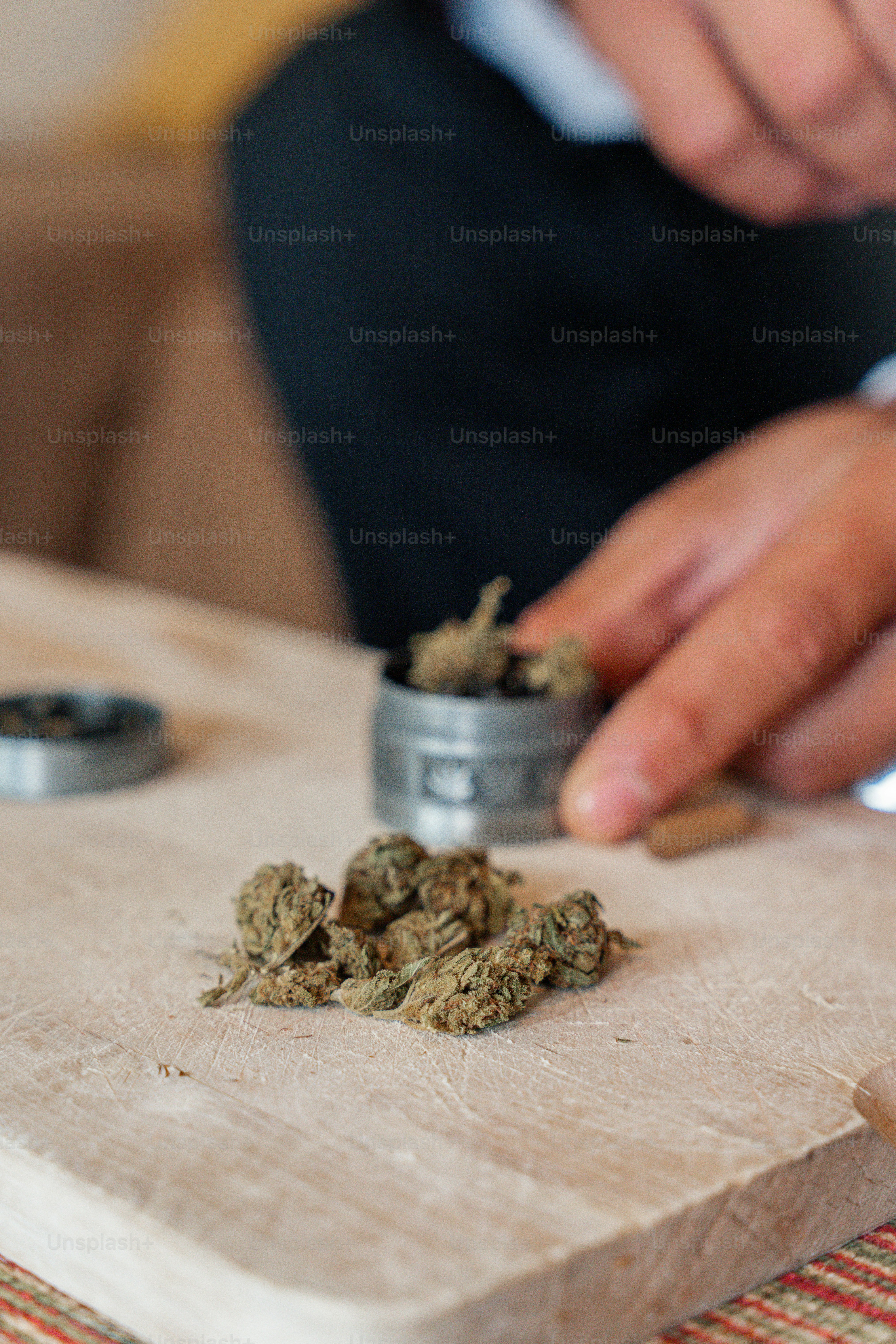 人がテーブルの上の缶に何かを入れています