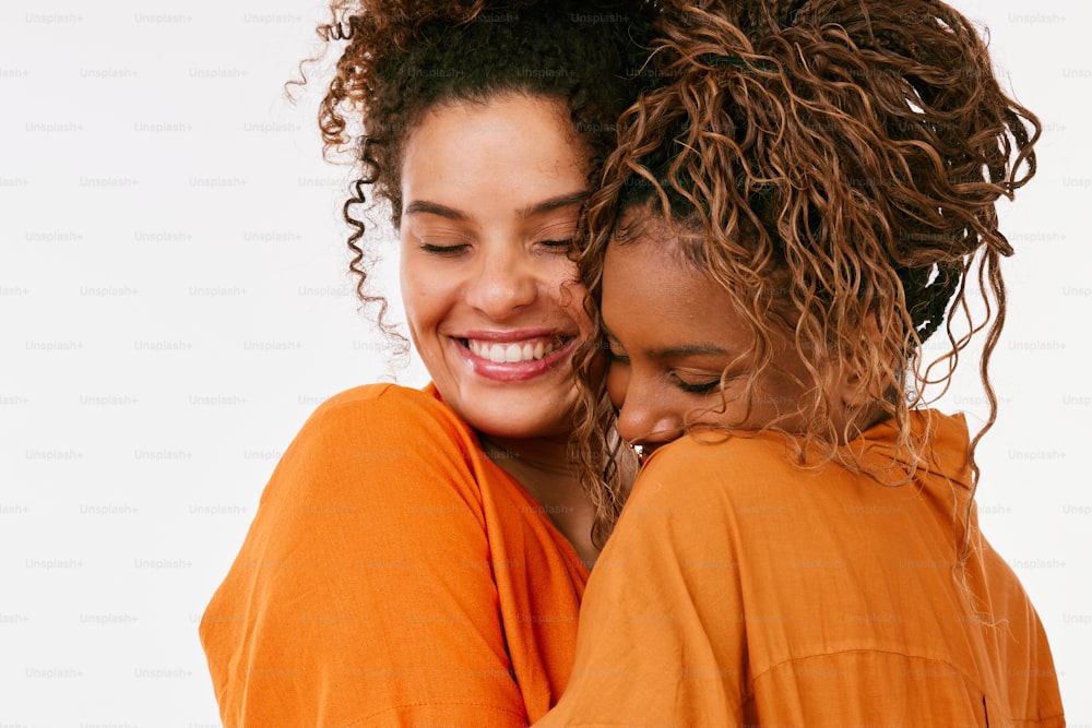 Zwei Frauen, die sich umarmen und lächeln