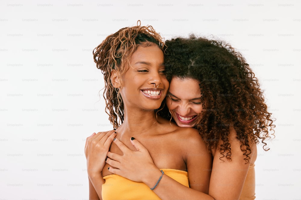 Zwei Frauen, die sich umarmen und lächeln