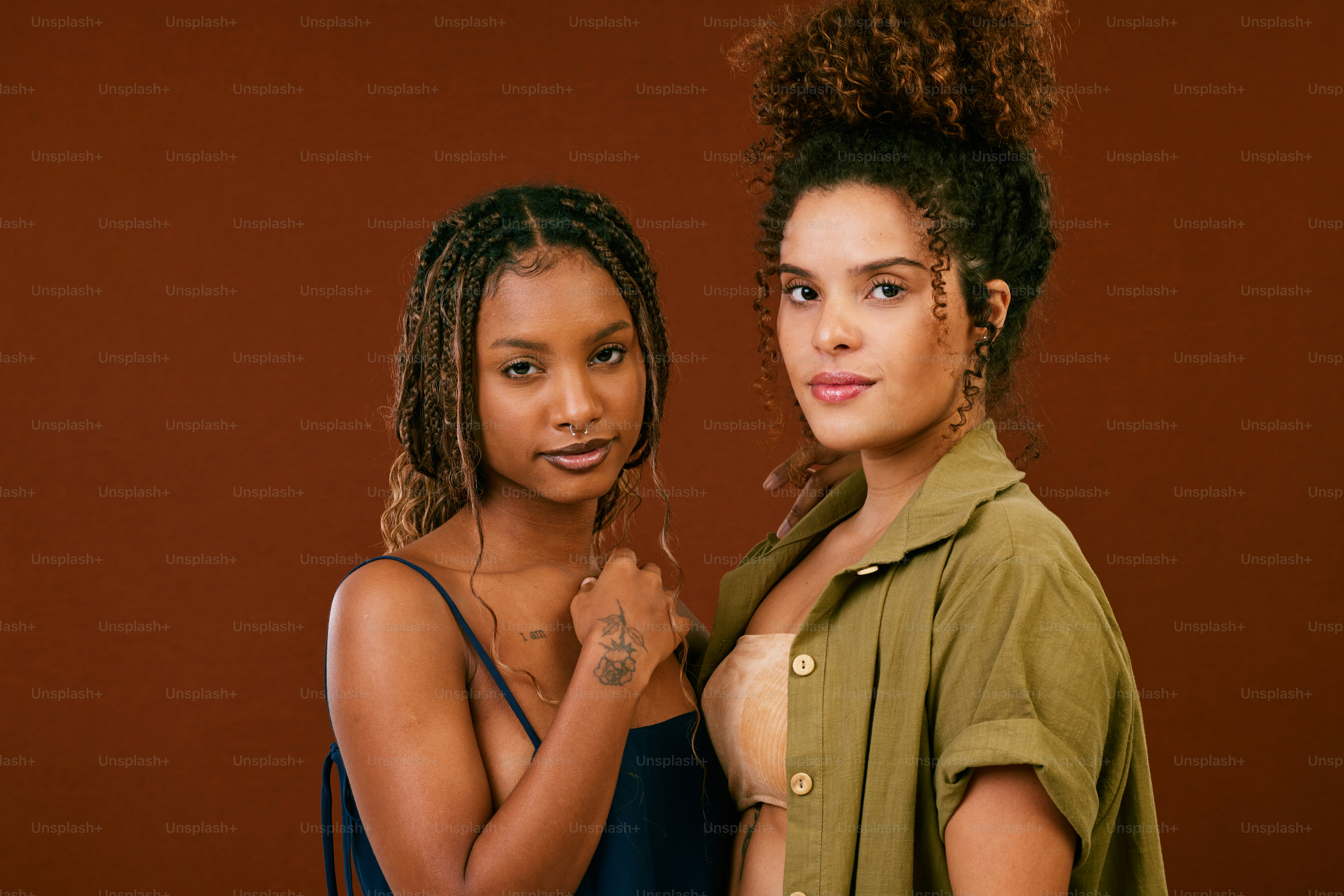 Dos hermosas mujeres jóvenes de pie una al lado de la otra