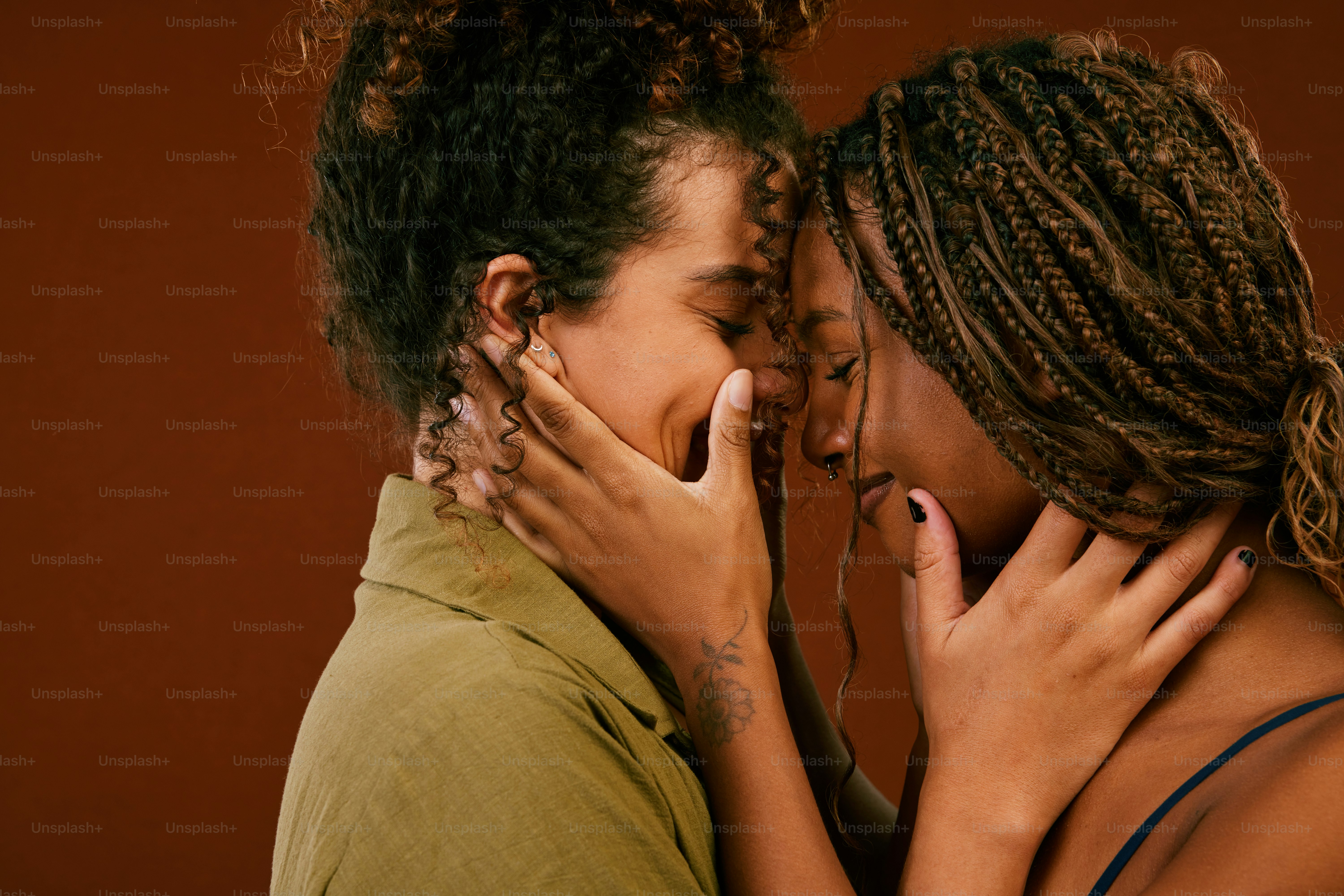 una coppia di donne in piedi l'una accanto all'altra