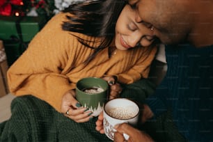 un homme et une femme tenant une tasse de café