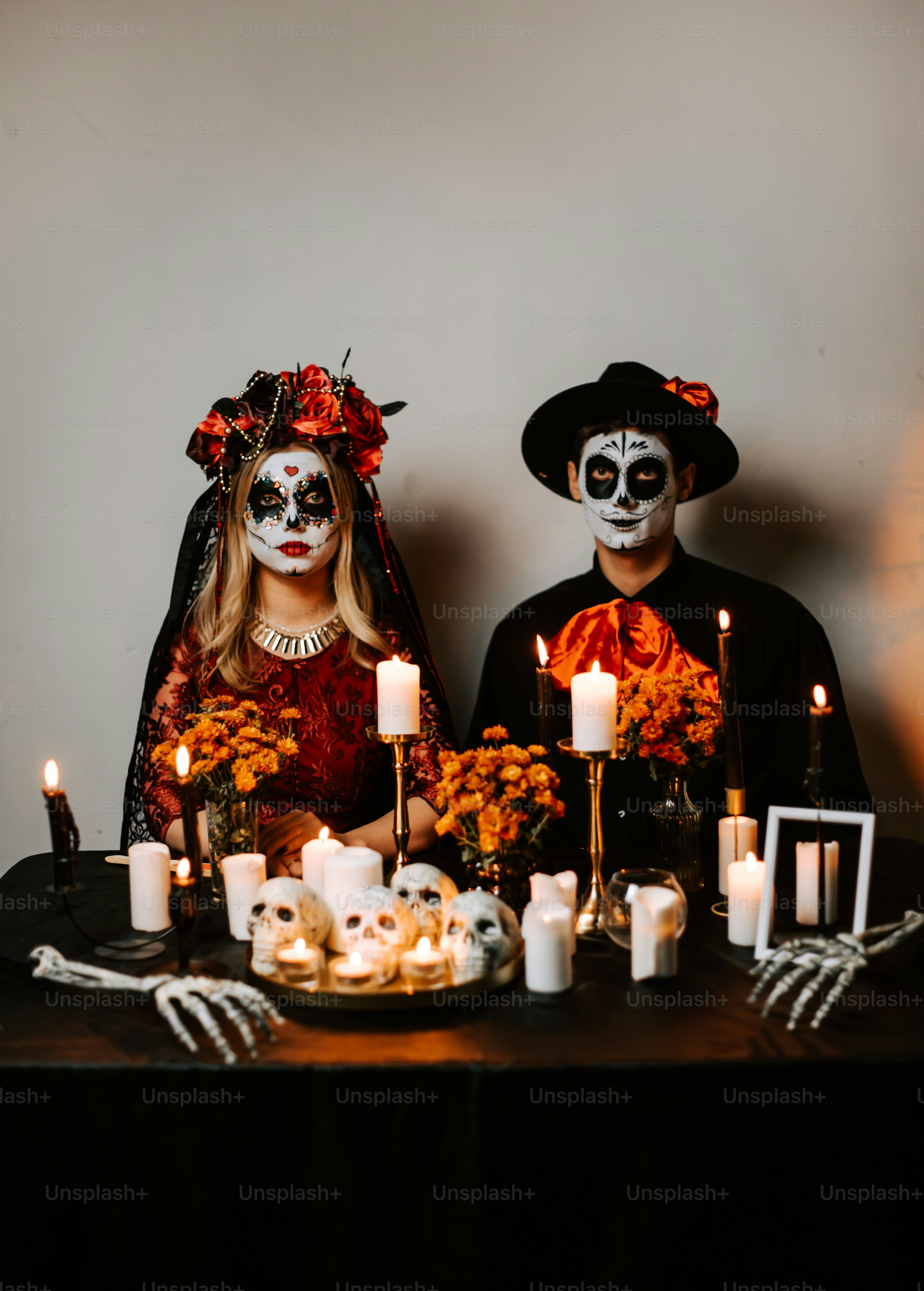 Can Beatnix Costume Shop Themed Halloween Outfits Be Customized for Couples?