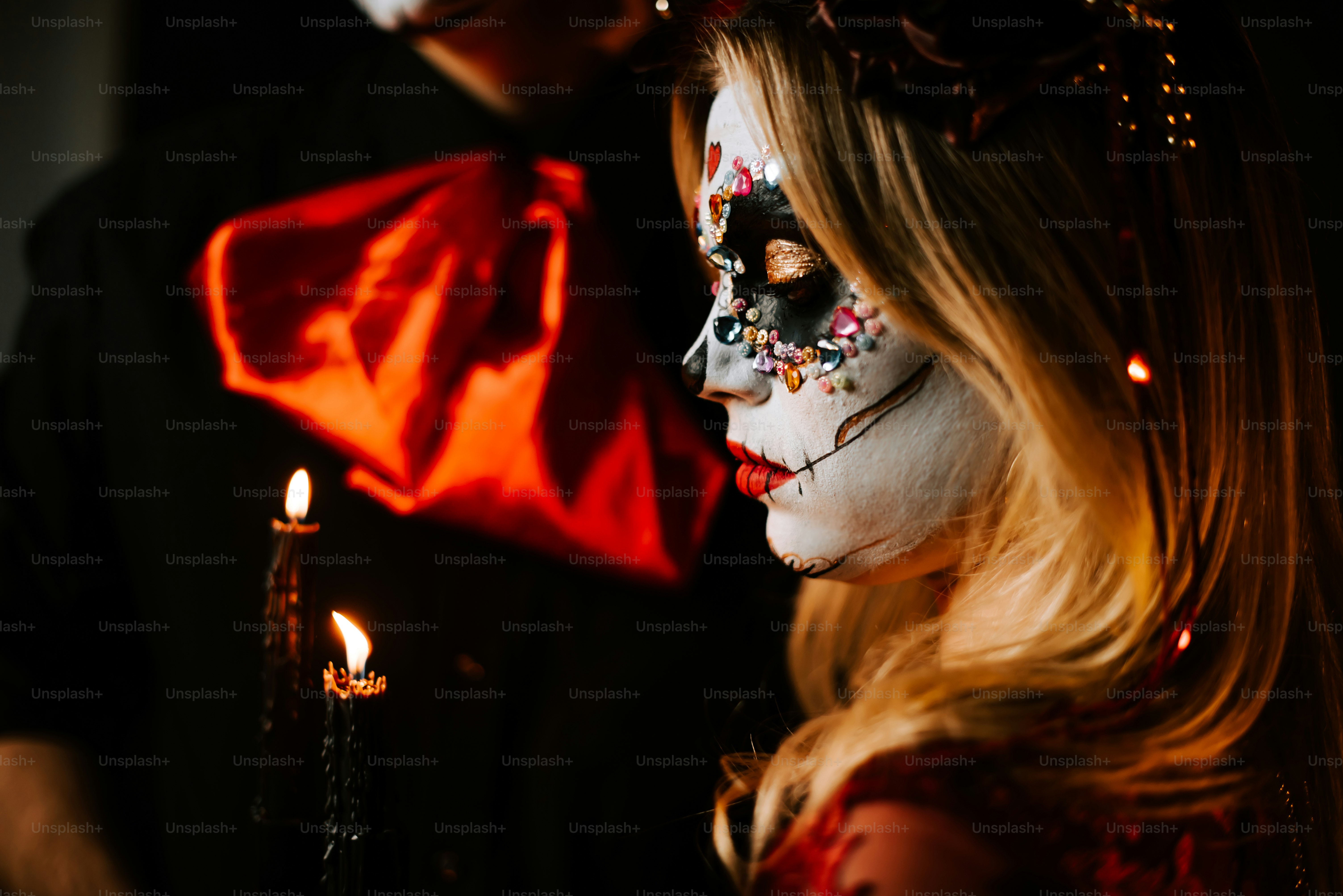 화장을 하고 손에 촛불을 든 여자 사진 – Unsplash의 할로윈 이미지, image size:3000x2003