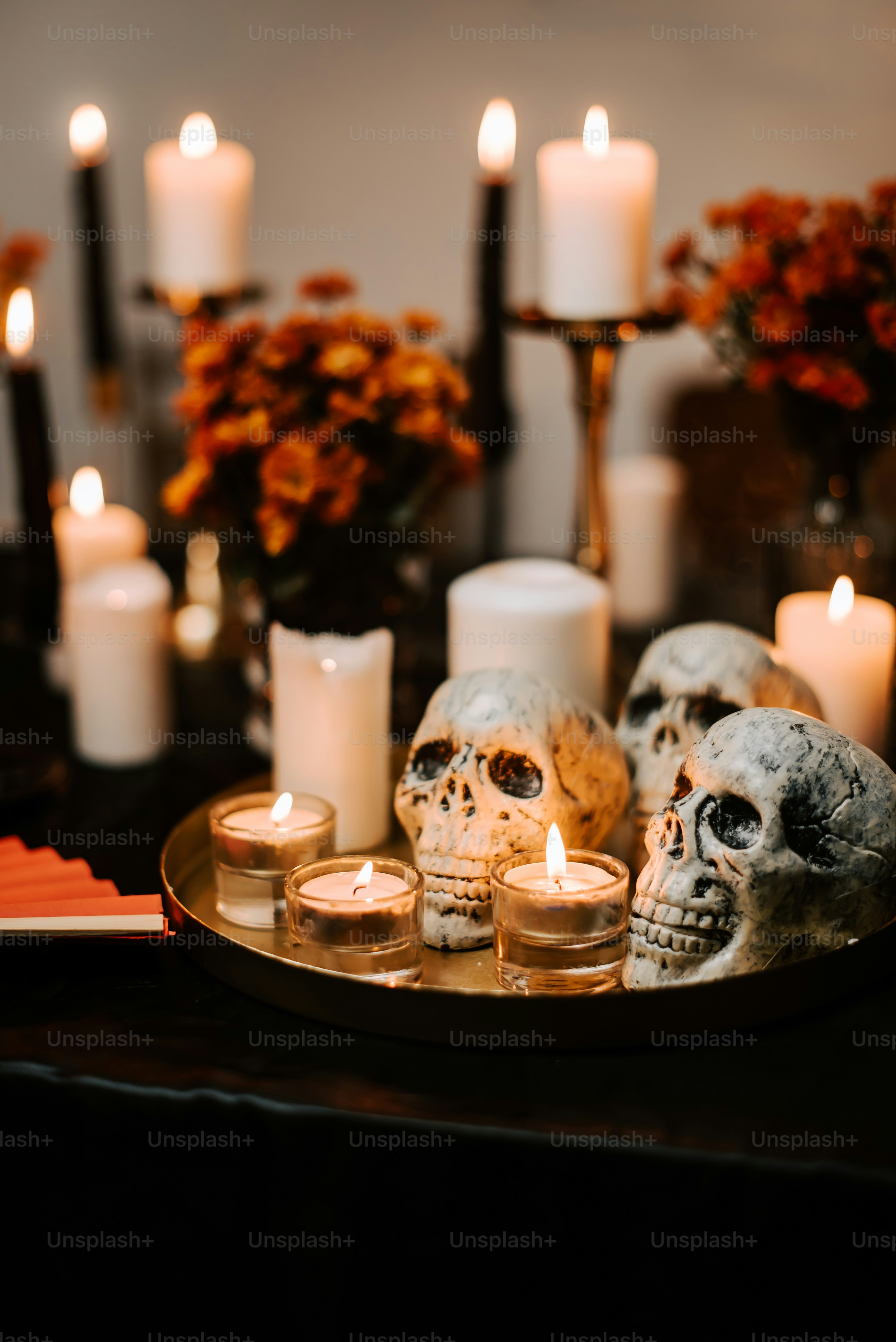uma bandeja com velas e caveiras