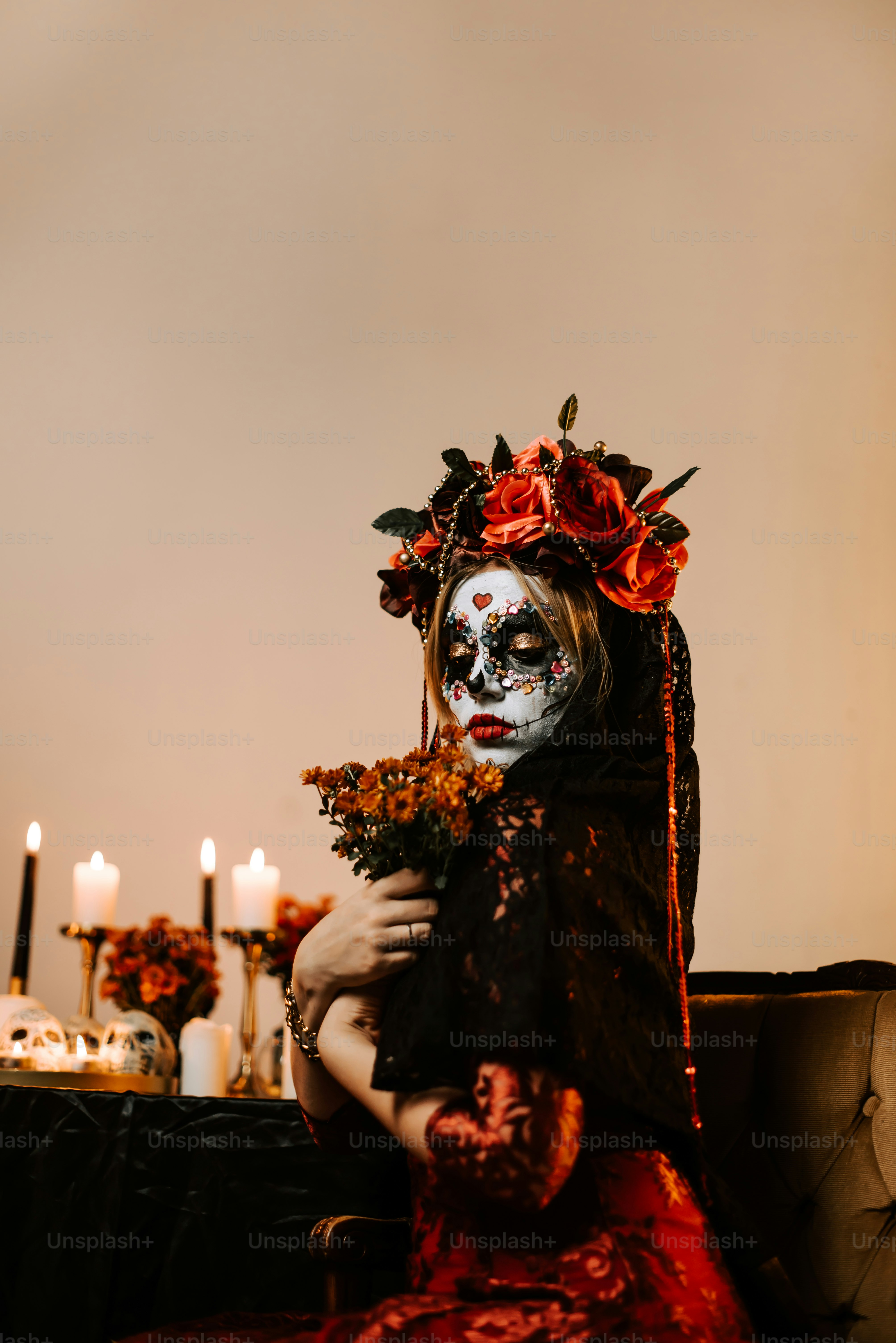 una donna in un trucco da scheletro che tiene un mazzo di fiori