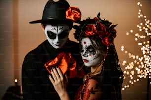 un homme et une femme habillés de maquillage de squelette
