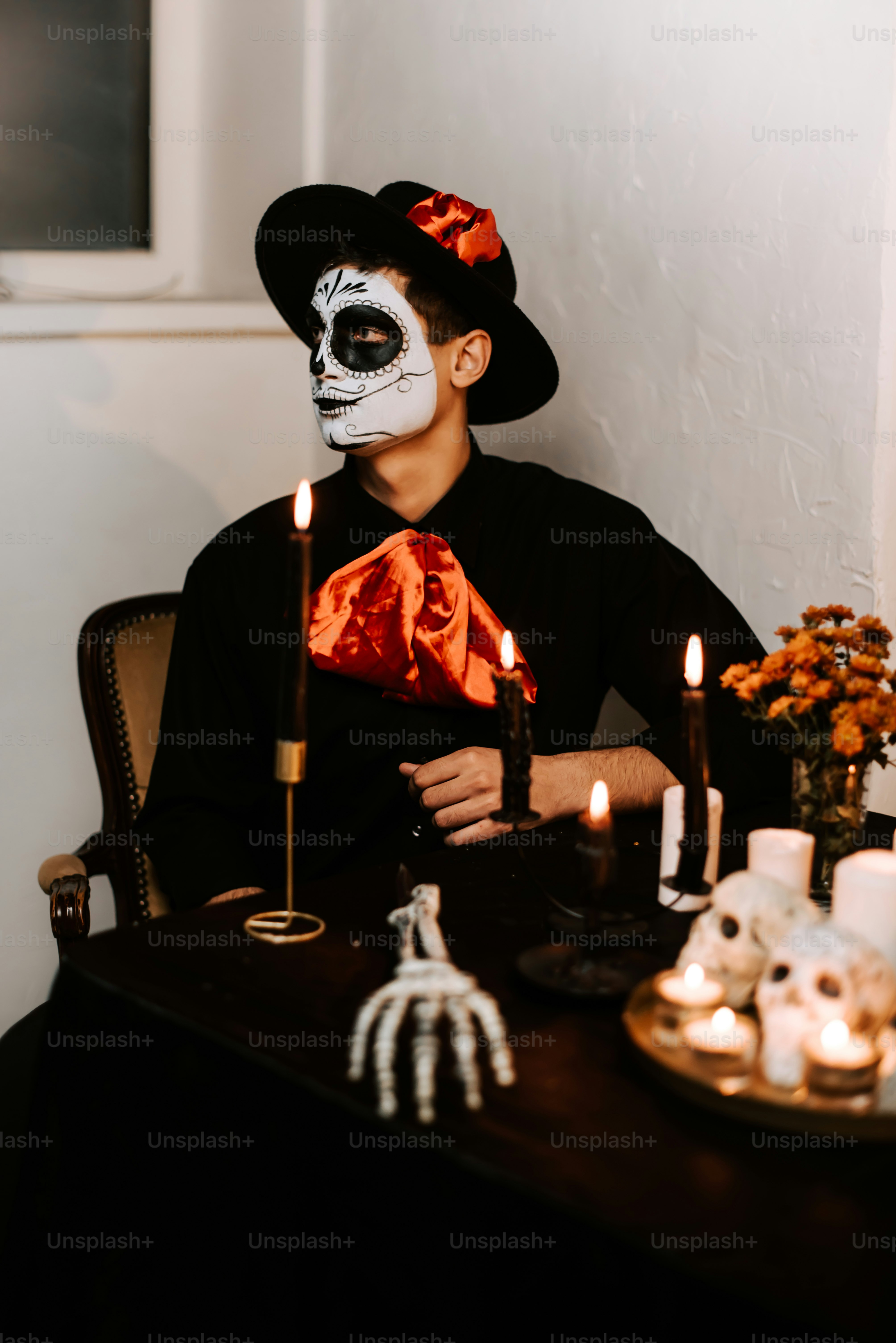 해골 가면을 쓴 남자가 촛불이 있는 테이블에 앉아 있다 사진 – Unsplash의 초 이미지, image size:3000x4494