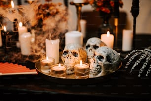 촛불과 해골이 있는 테이블
