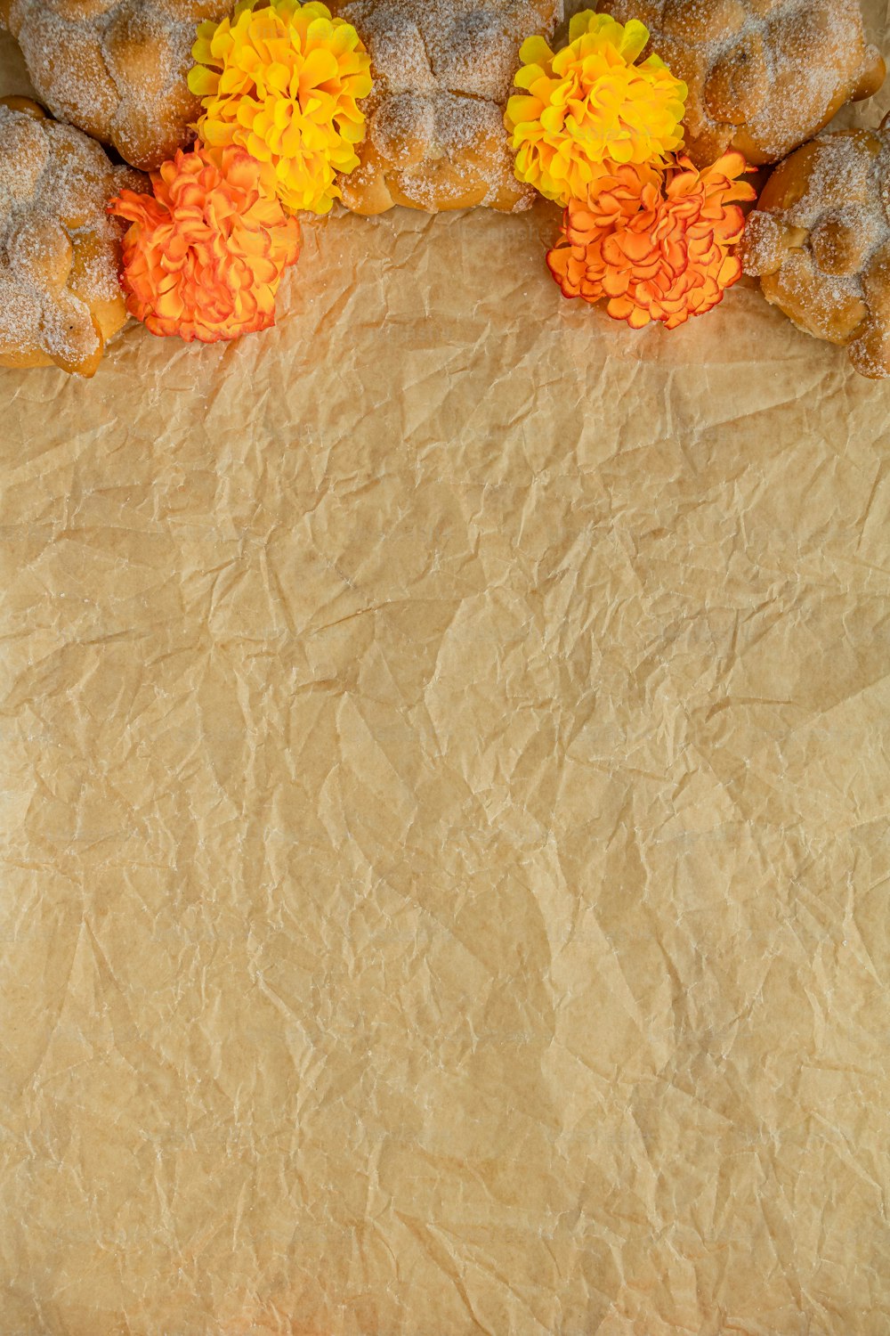 un tas de beignets posés sur un morceau de papier