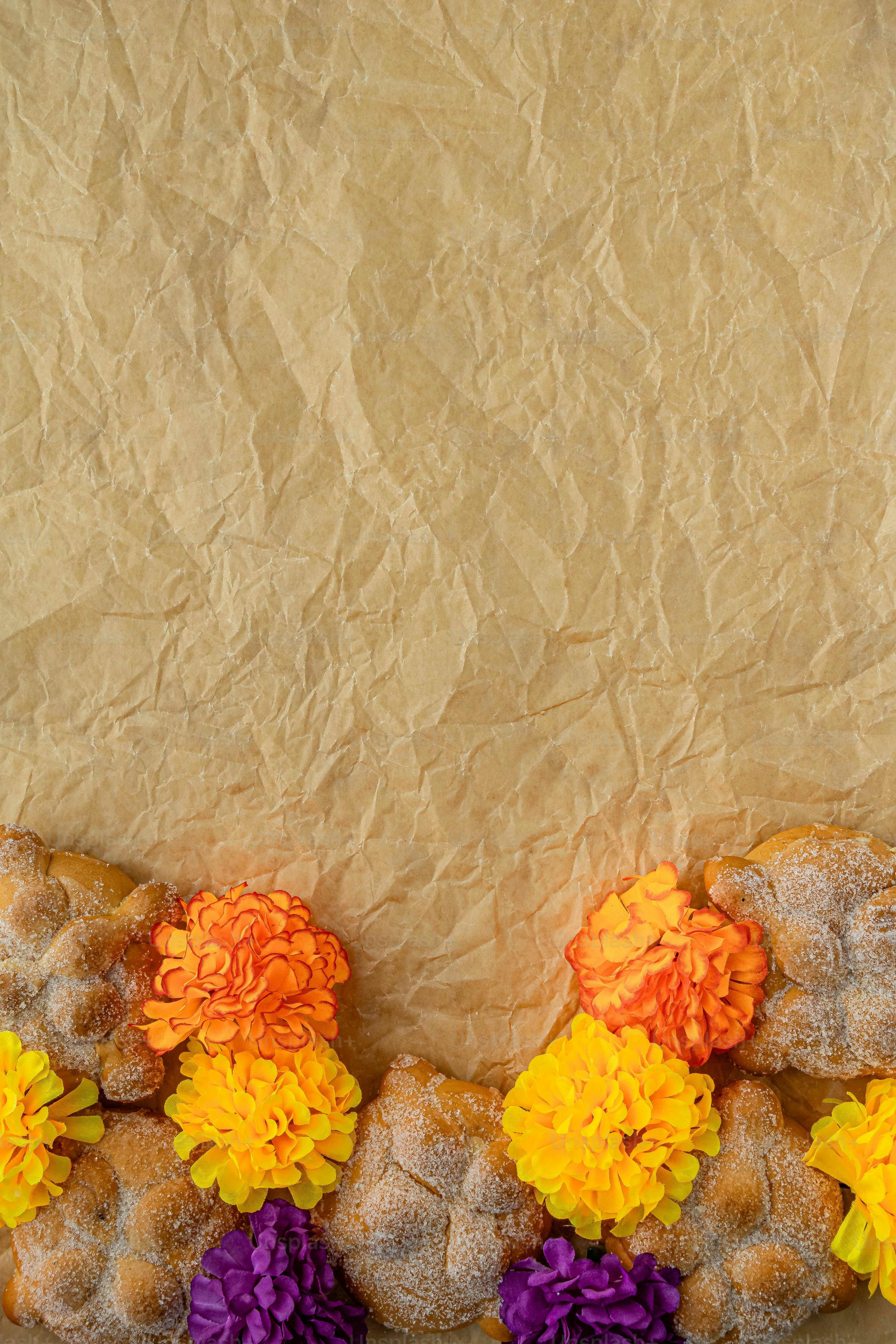 un pastel con flores encima