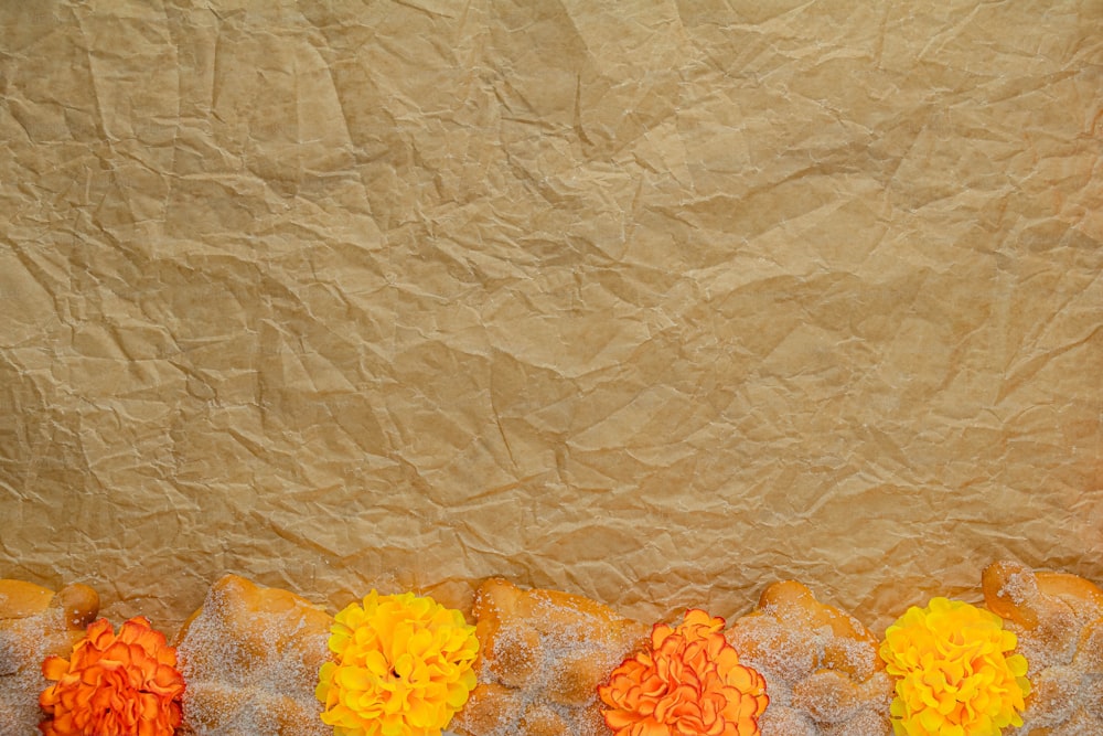 테이블 위에 앉아있는 주황색과 노란색 꽃 그룹