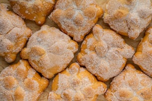 un tas de pâtisseries qui sont sur une table