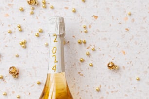 una botella de champán encima de una mesa