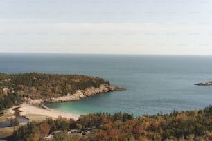 une vue panoramique d’une plage et d’un plan d’eau