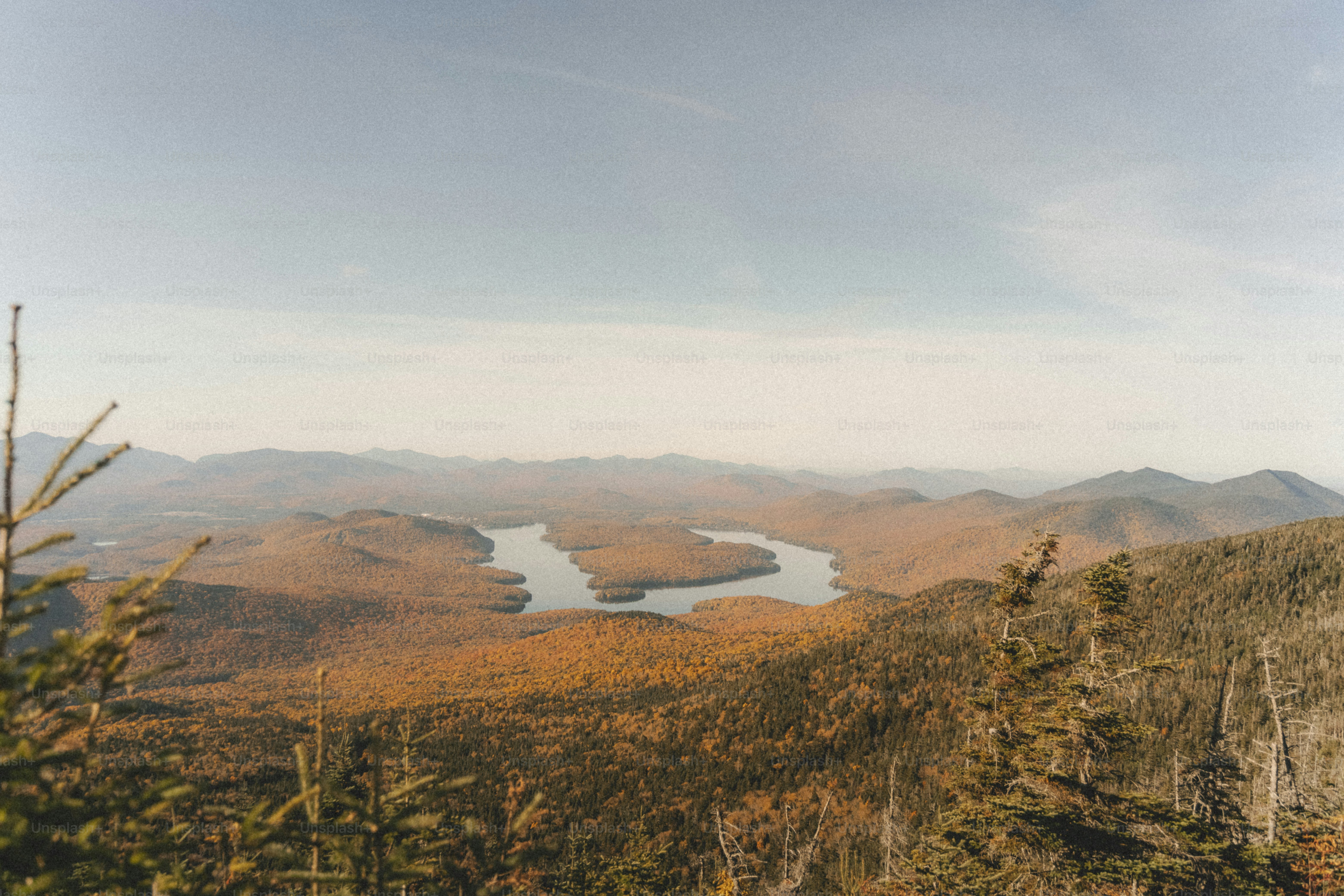 Una vista panoramica su un lago circondato da montagne