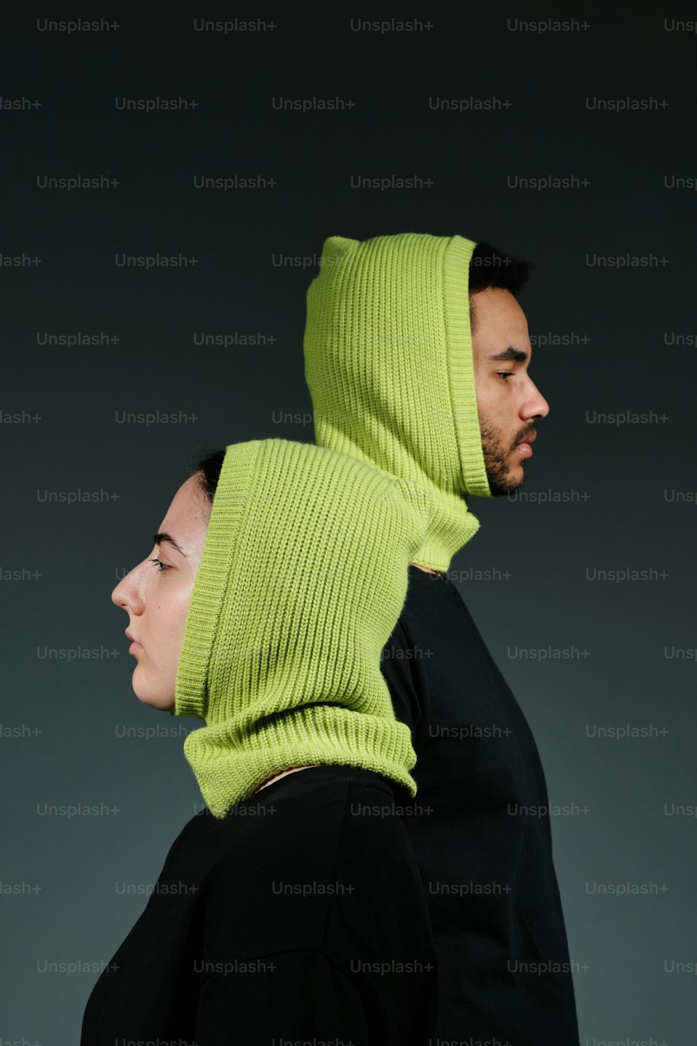 Ein Mann und eine Frau tragen einen grünen Kapuzenpullover