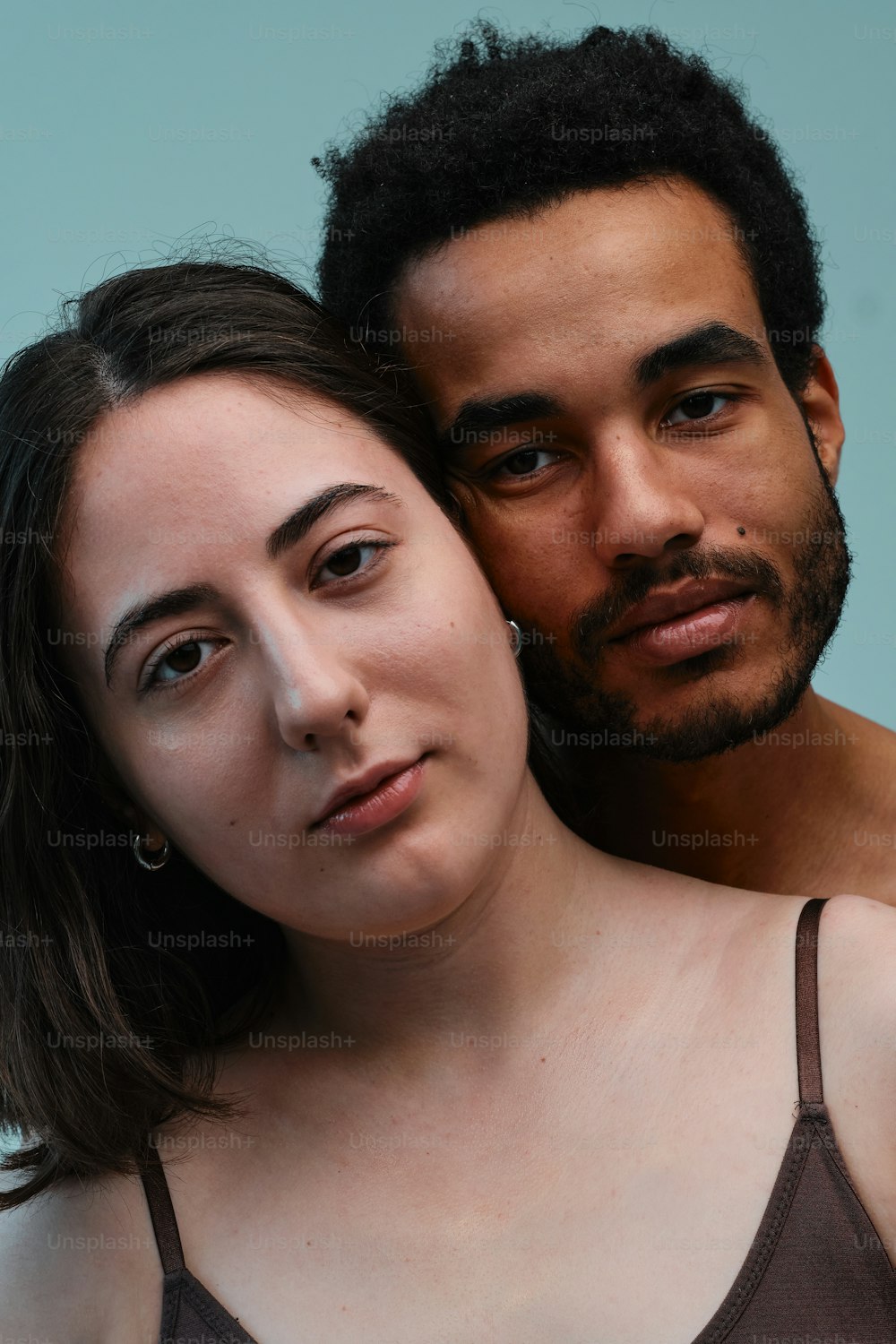 un homme et une femme posant pour une photo
