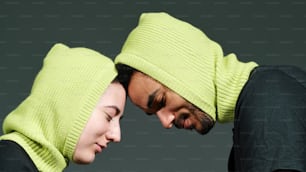 un uomo e una donna che indossano un cappello lavorato a maglia giallo