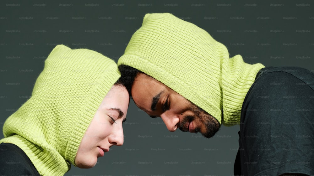 um homem e uma mulher usando um chapéu de malha amarelo