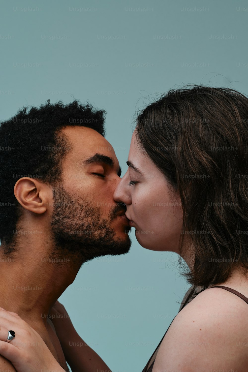 um homem e uma mulher se beijando