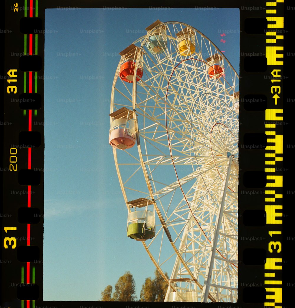 une grande roue avec un ciel bleu en arrière-plan