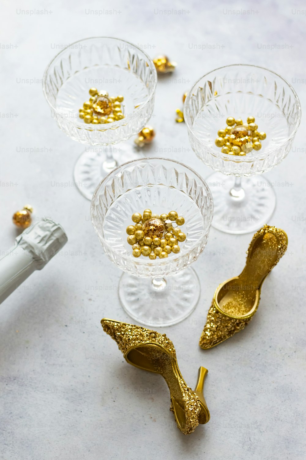 una mesa cubierta con copas de vino llenas de copos de oro