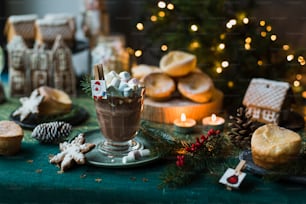 une table garnie d’une tasse de chocolat chaud