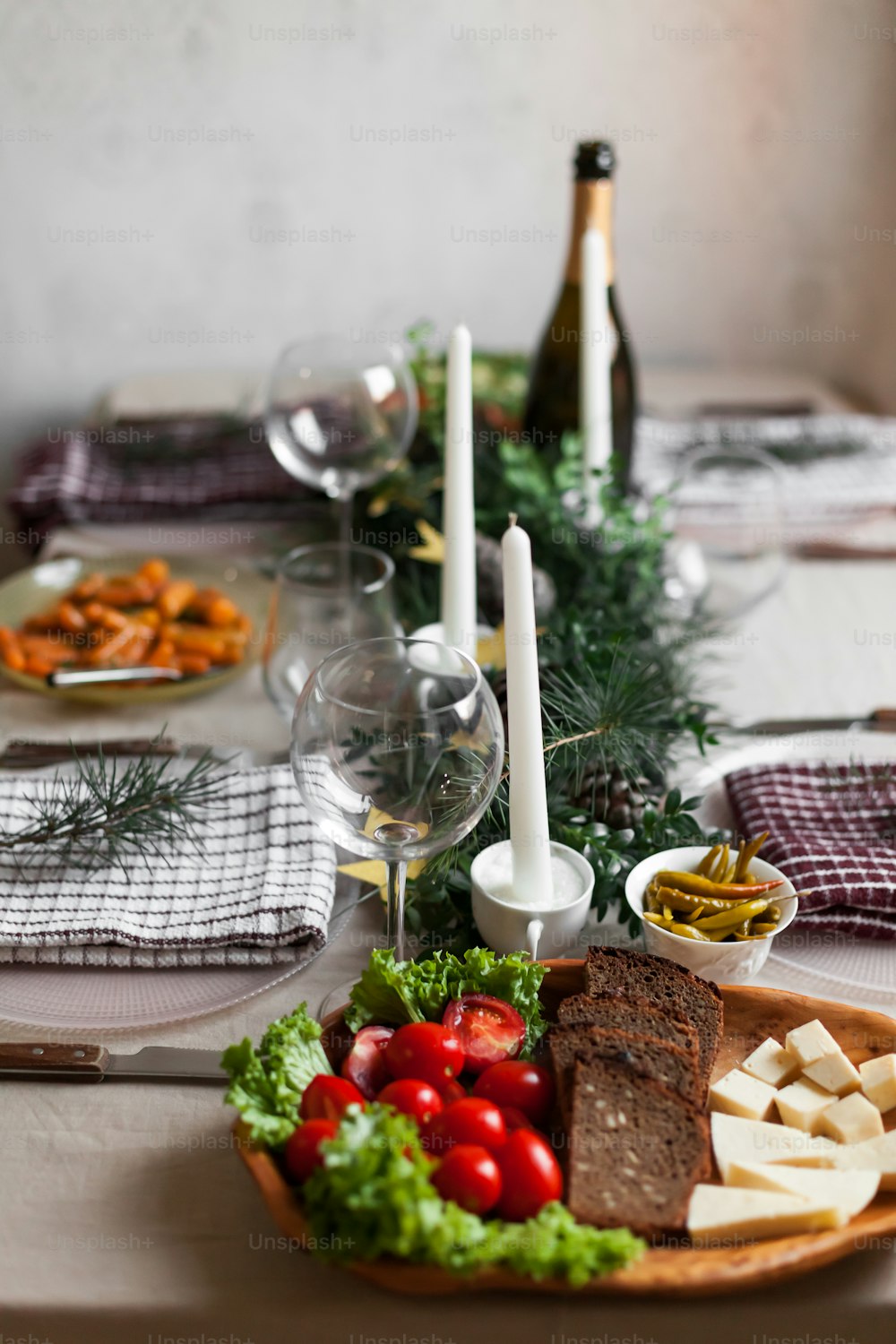 un tavolo con un piatto di cibo e un bicchiere di vino
