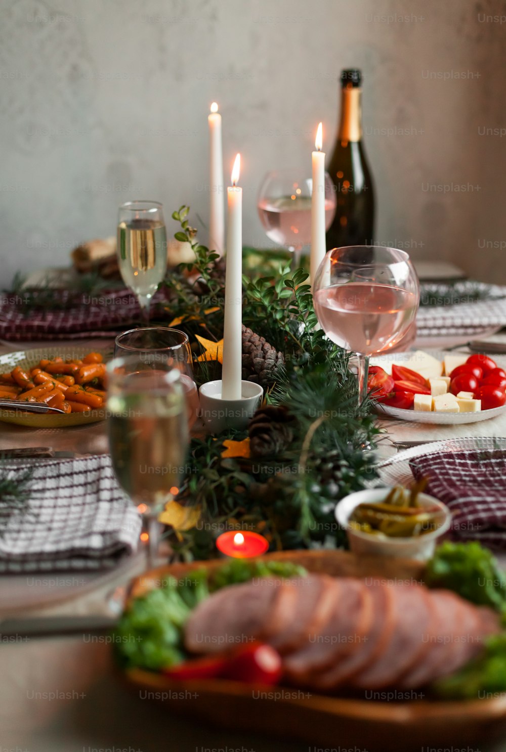 un tavolo con un piatto di cibo e un bicchiere di vino