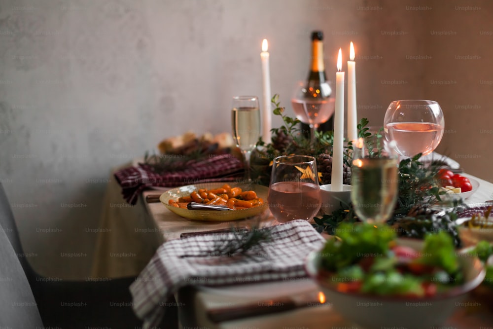 uma mesa com uma tigela de legumes e um prato de comida