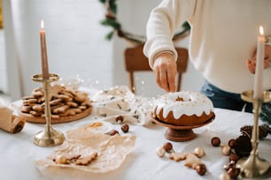 una persona decorando un pastel en una mesa