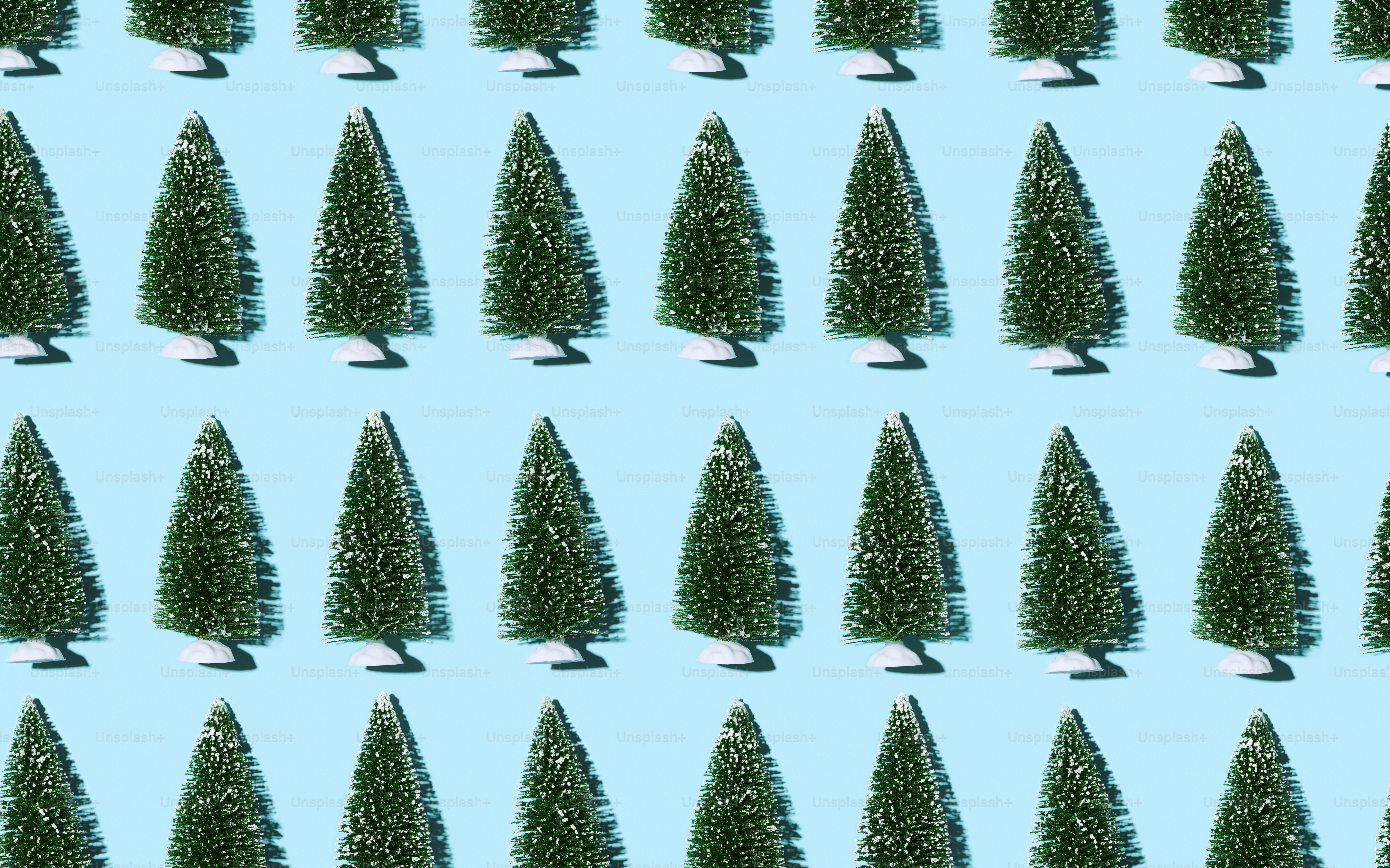 un groupe de petits arbres sur fond bleu