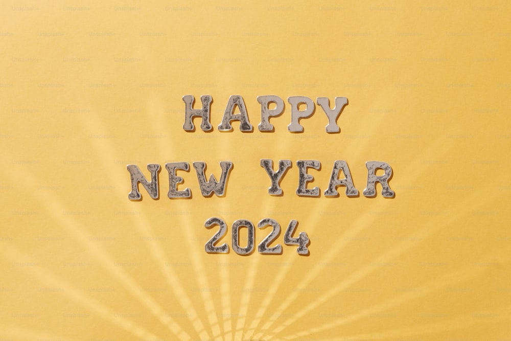 ein gelber Hintergrund mit den Worten "Frohes Neues Jahr"