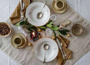 uma mesa coberta com pratos e tigelas cheias de comida