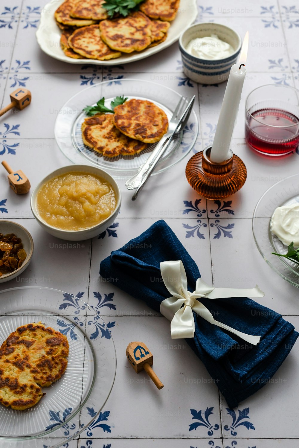 접시와 음식 그릇을 얹은 테이블