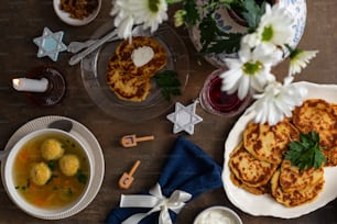 una mesa cubierta con platos de comida y un plato de sopa