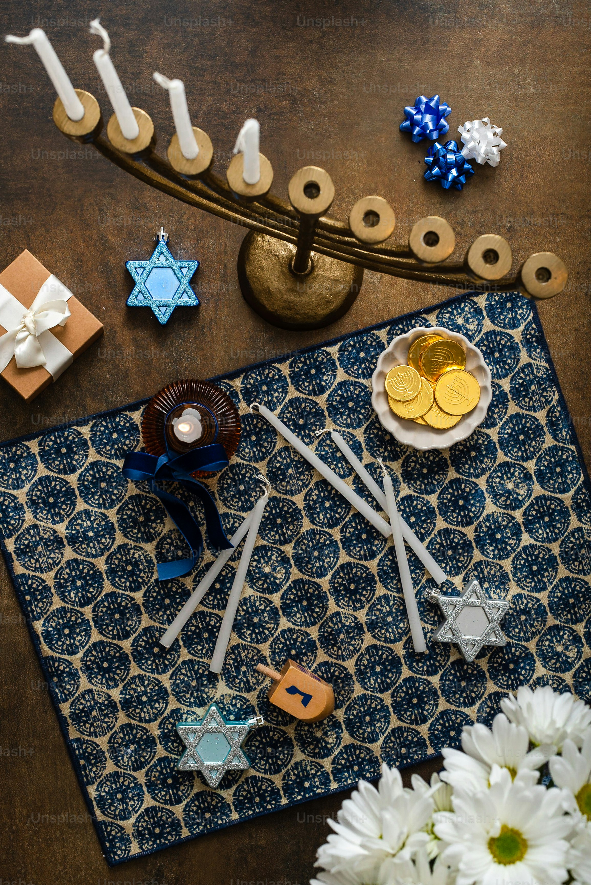 Una menorah di Hanukkah con candele e decorazioni