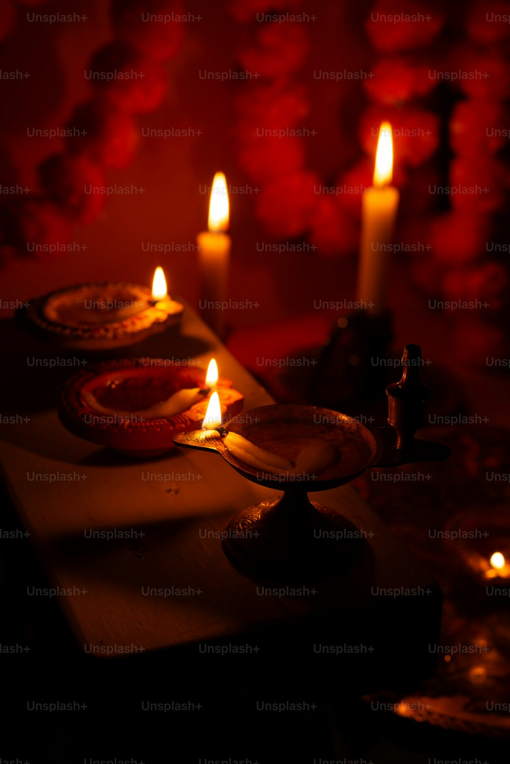 ein Tisch mit Tellern mit Essen und brennenden Kerzen