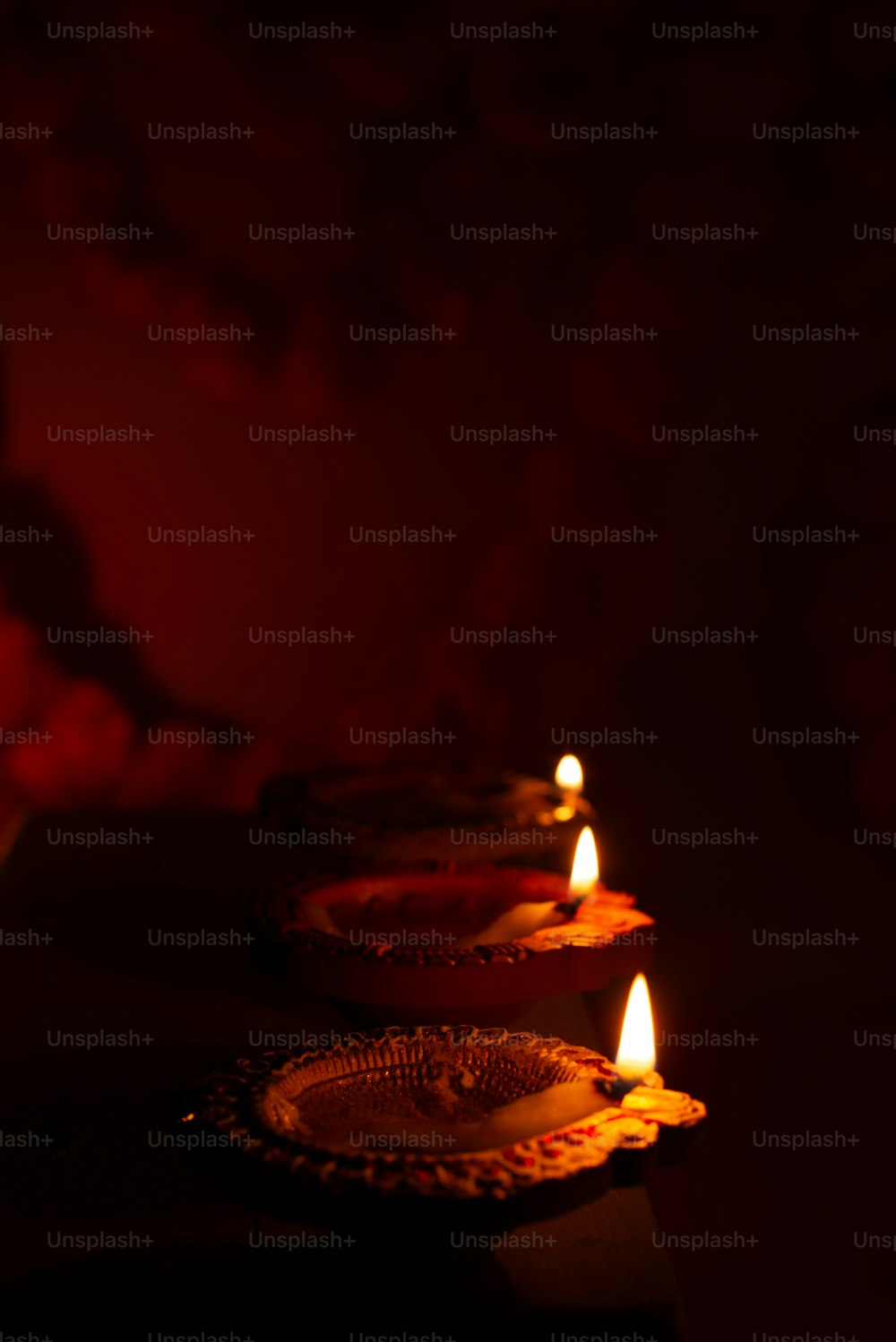 una fila di candele accese appoggiate su un tavolo