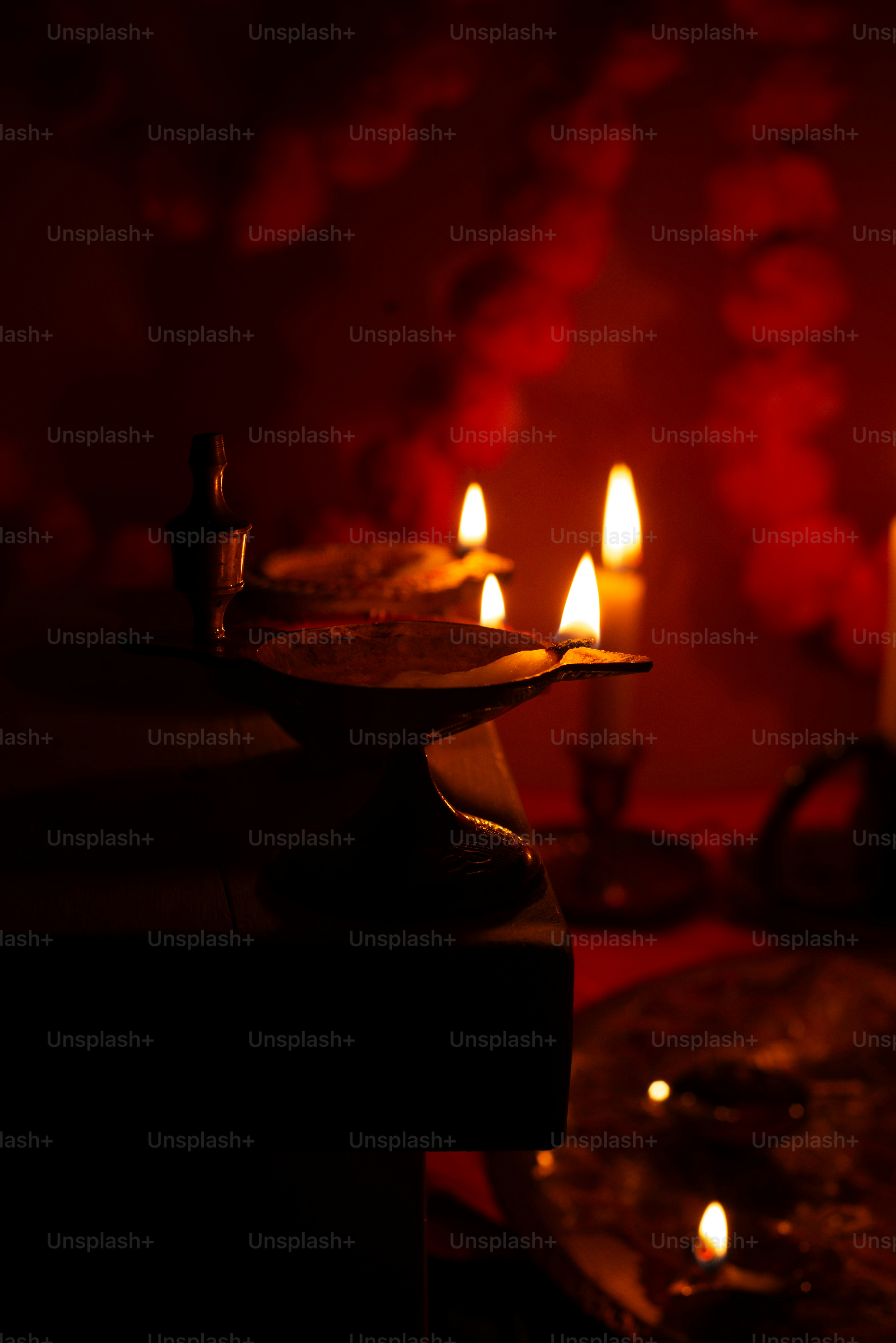 Se enciende una vela en una habitación oscura