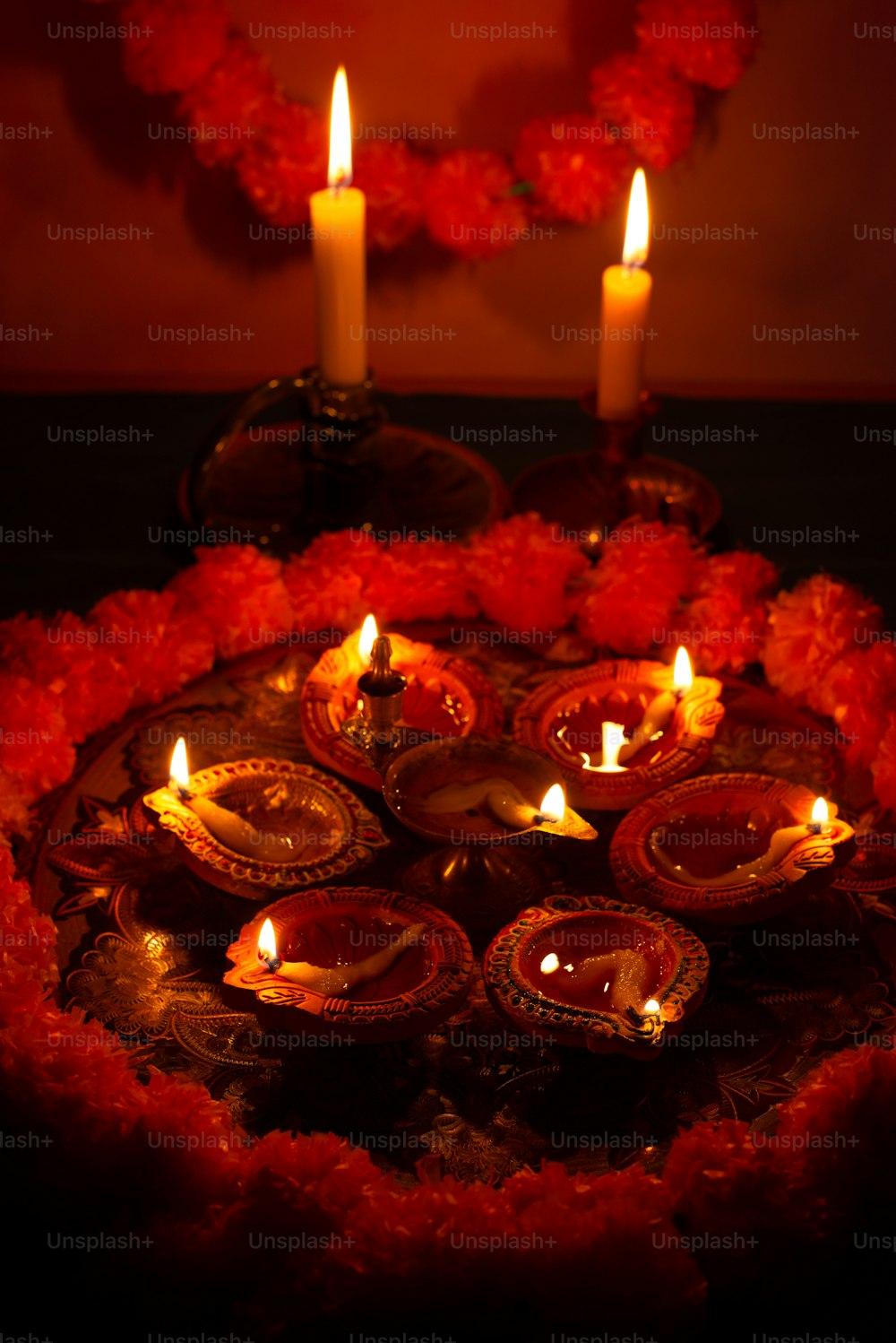eine Gruppe brennender Kerzen, die auf einem Tisch stehen