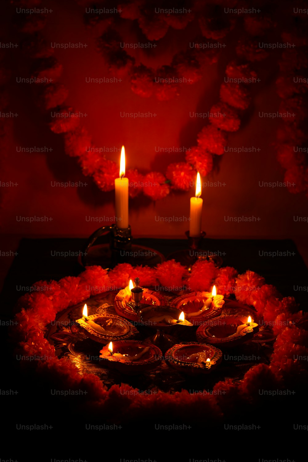 una mesa cubierta con un pastel cubierto de velas