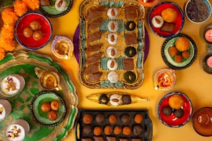 uma mesa coberta com muitos tipos diferentes de sobremesas