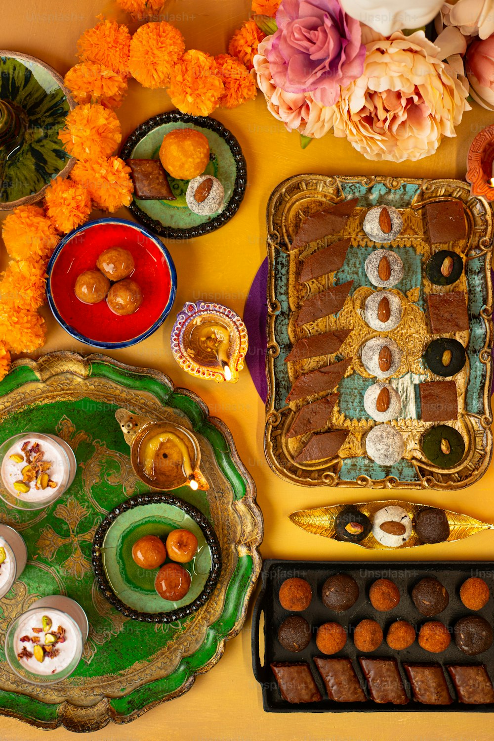 une table garnie d’assiettes et de plateaux de nourriture