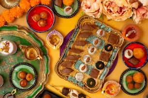 uma mesa coberta com pratos e tigelas cheias de comida