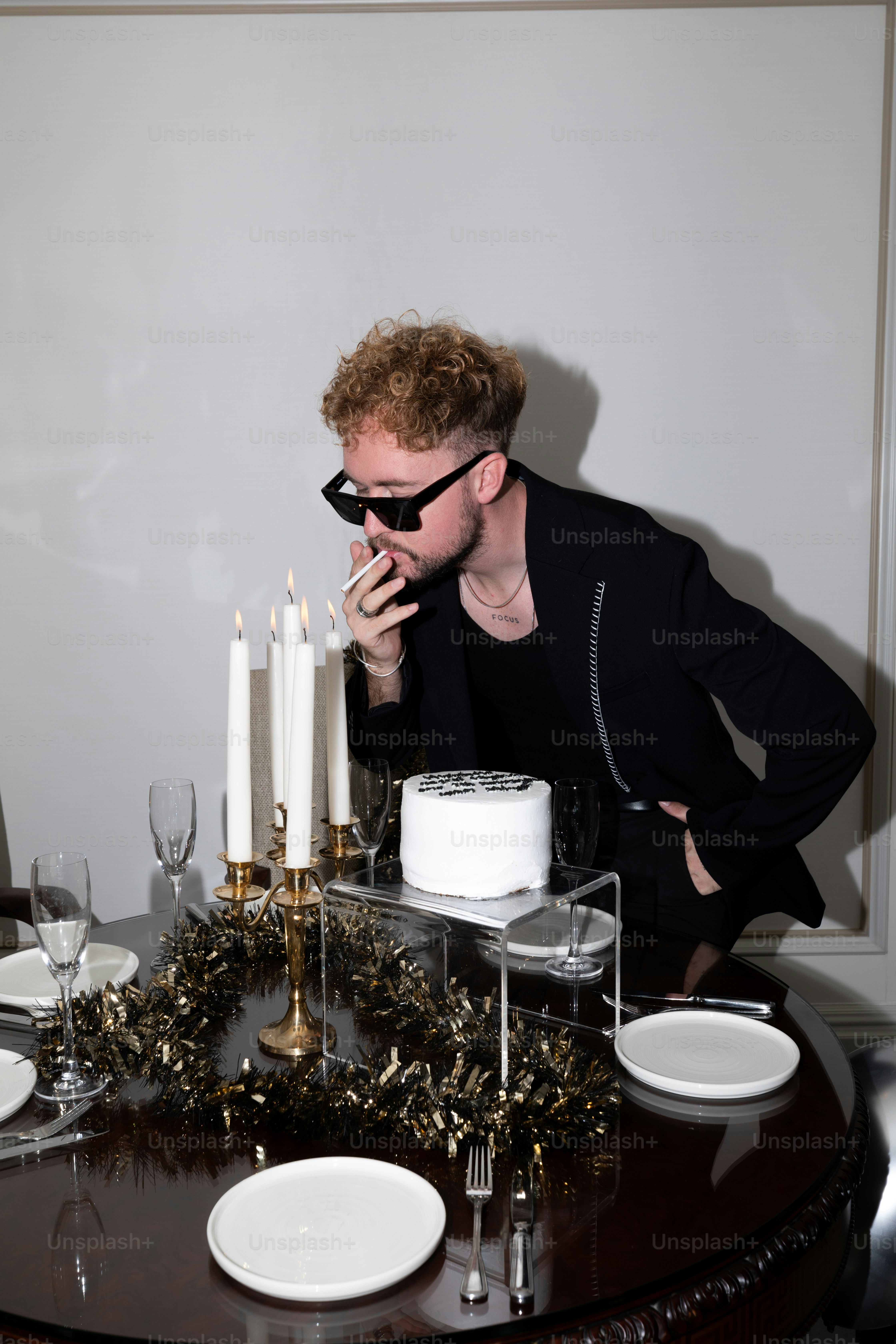 Ein Mann sitzt an einem Tisch mit einem Kuchen vor sich