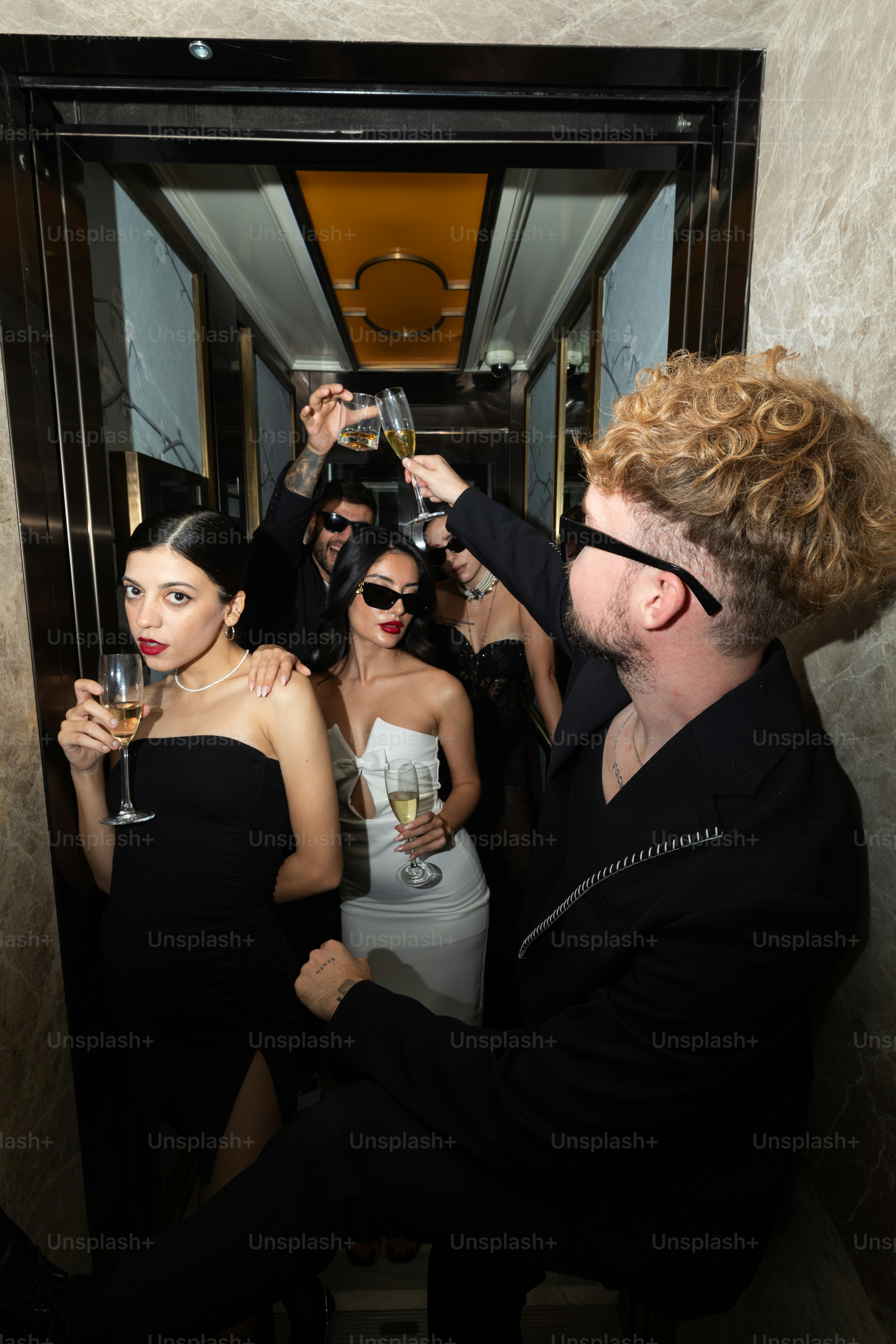 ein Mann, der ein Foto von einer Frau in einem Spiegel macht